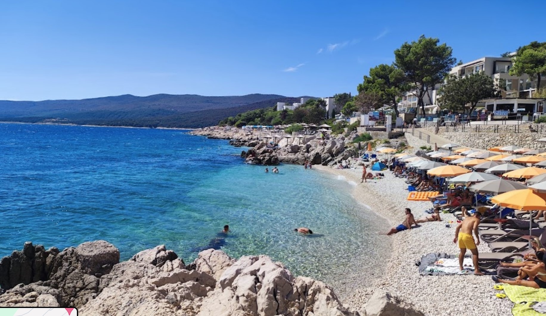 Girandella Beach im Nachbarort zur Villa Ena, Ihrem Ferienhaus mit Pool direkt am Meer