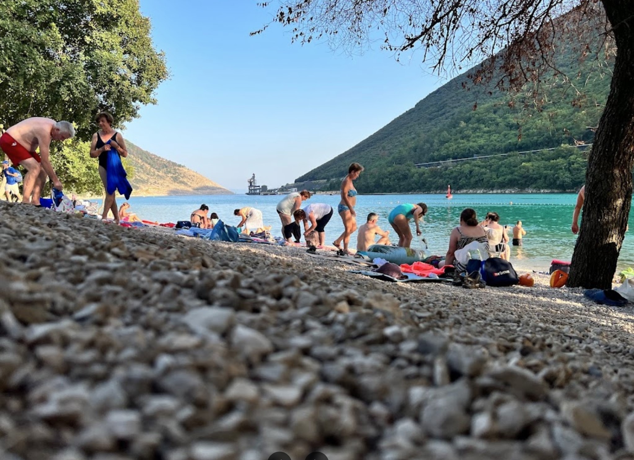 Beach Plomin ist in der Nähe der Villa Ena; Ihrem Ferienhaus mit Pool direkt am Meer